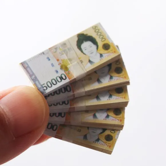 80 simulerede magiske genstande af Won Micro koreanske pengesedler (5W won)