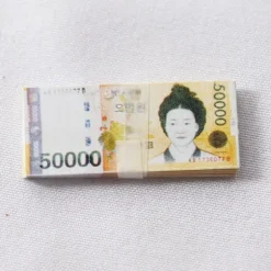80 simulerede magiske genstande af Won Micro koreanske pengesedler (5W won)