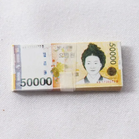 80 simulerede magiske genstande af Won Micro koreanske pengesedler (5W won)