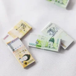 80 simulerede magiske genstande af Won Micro koreanske pengesedler (5W won)