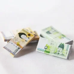 80 simulerede magiske genstande af Won Micro koreanske pengesedler (5W won)