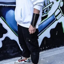 2 stk. Armbeskyttere til mænd Steampunk Armor Armbånd PU Læder Manchetter til kostume Black