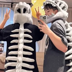 Denne sjove dinosaur-skelet hovedbeklædning passer til voksne og børn og hjælper dig med at skabe et uhyggeligt look. Realistisk: Dette Halloween-kostume har 115cm (Adult Version) | Fyndiq