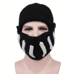 Håndstrikket vinterhue til mænd med et romersk gladiatormaskedesign. Sort Black One-size