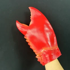 Latexhandsker til et sødt og lille hummerkostume til Halloween. Emulsion