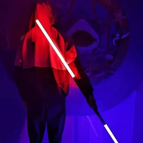 Lyssværd Lasersværd med 7 RGB-farver og lydeffekter - Genopladeligt elektronisk lyssværd til Halloween Cosplay Legetøj