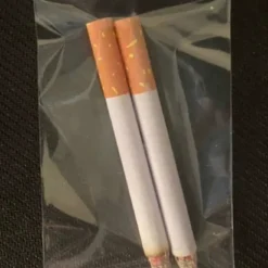 2-pak Realistiske falske cigaretter til sceneshow, practical jokes og Halloween-kostume rekvisitter (LGL) B