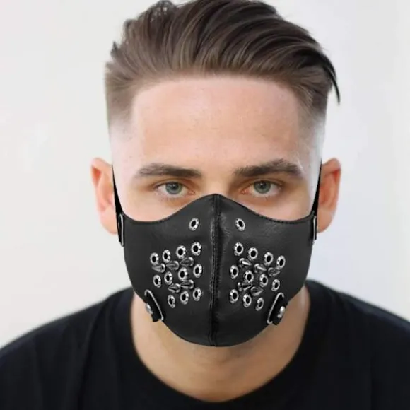 Sort ansigtsmaske i kunstlæder med perforerede ringe og pigge