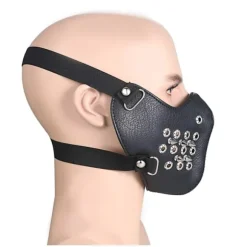 Sort ansigtsmaske i kunstlæder med perforerede ringe og pigge