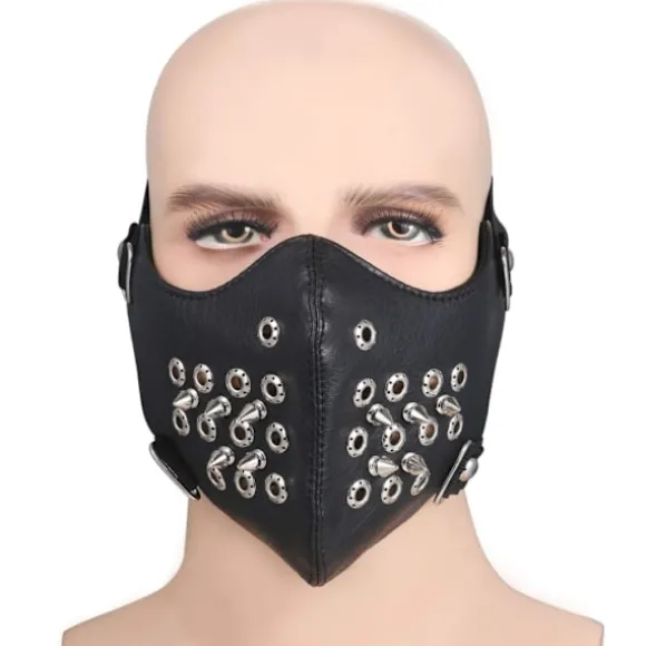 Sort ansigtsmaske i kunstlæder med perforerede ringe og pigge