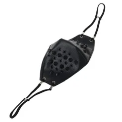 Sort ansigtsmaske med sorte nitter Black