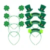 St. Patricks dag dekorationer med grønne briller, halskæder, pandebånd, armbånd, mønter, tatoveringer, klistermærker til St. Patricks dag